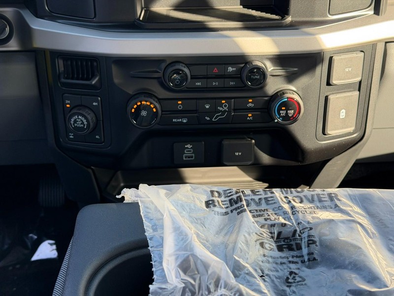 Ford Super Duty F-250 SRW Vehicle Full-screen Gallery Image 8