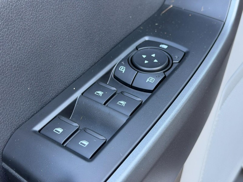 Ford Super Duty F-250 SRW Vehicle Full-screen Gallery Image 9