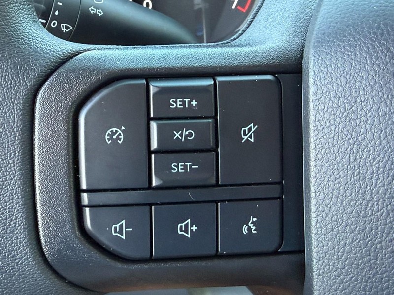 Ford Super Duty F-250 SRW Vehicle Full-screen Gallery Image 10