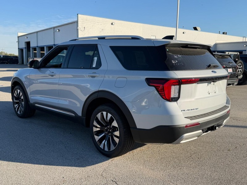 Ford Explorer Vehicle Full-screen Gallery Image 3
