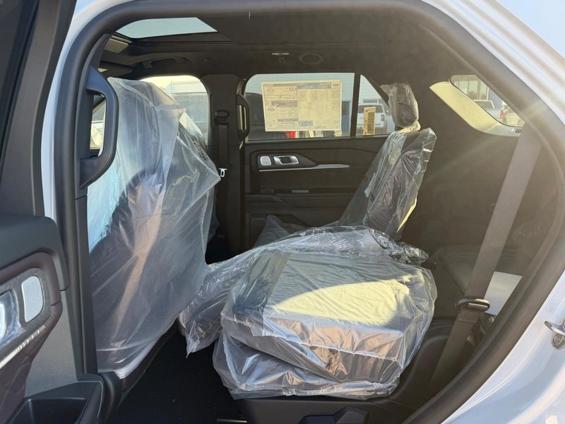 Ford Explorer Vehicle Full-screen Gallery Image 4