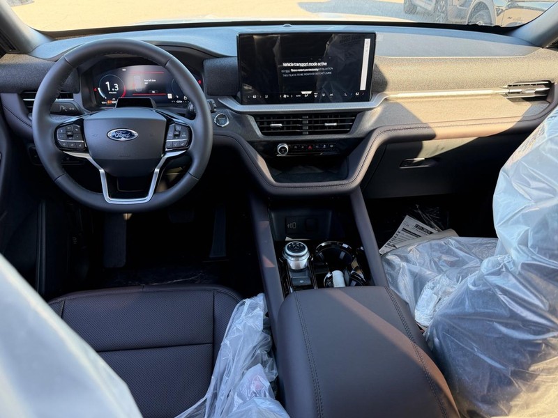 Ford Explorer Vehicle Full-screen Gallery Image 6