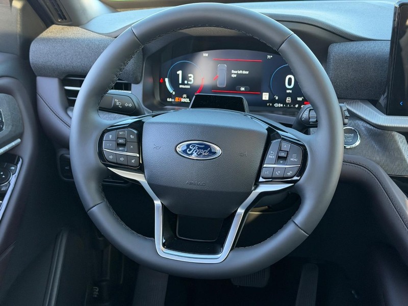 Ford Explorer Vehicle Full-screen Gallery Image 7