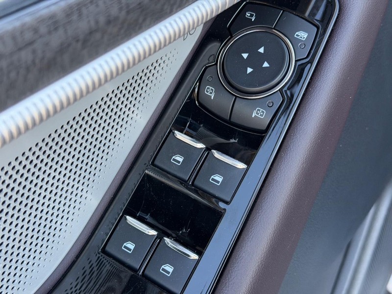 Ford Explorer Vehicle Full-screen Gallery Image 10
