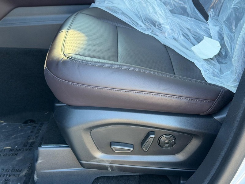 Ford Explorer Vehicle Full-screen Gallery Image 12