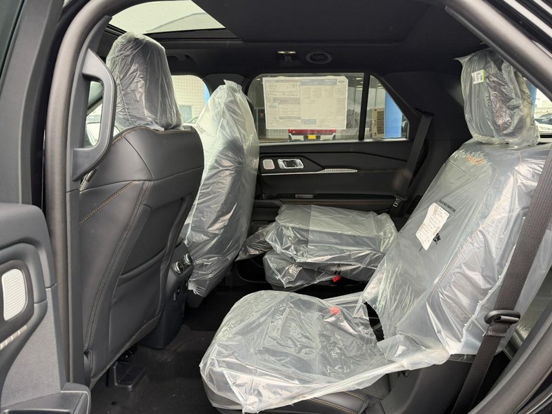 Ford Explorer Vehicle Full-screen Gallery Image 4