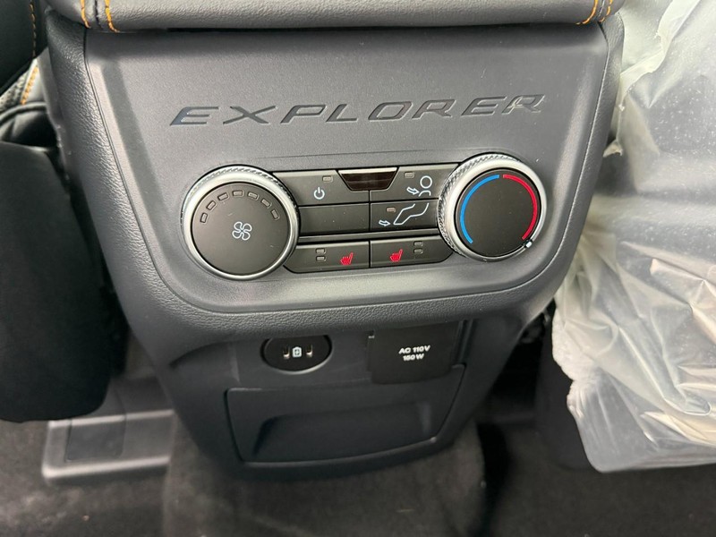 Ford Explorer Vehicle Full-screen Gallery Image 5