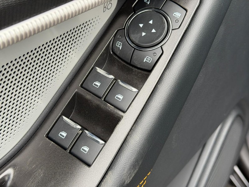 Ford Explorer Vehicle Full-screen Gallery Image 11