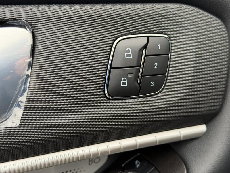 Ford Explorer Vehicle Full-screen Gallery Image 12