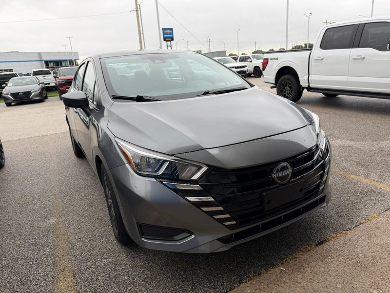 Nissan Versa Vehicle Full-screen Gallery Image 2