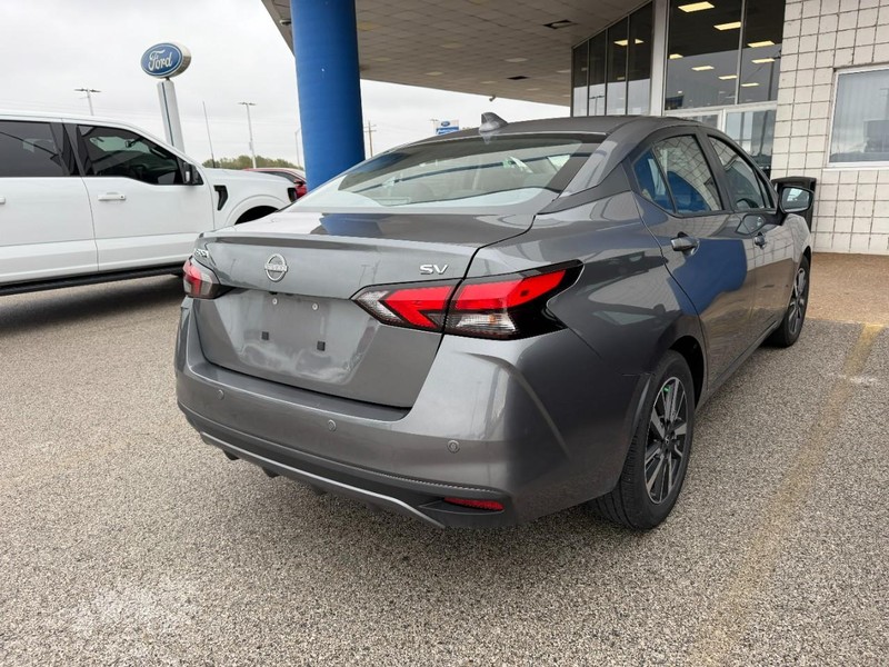 Nissan Versa Vehicle Full-screen Gallery Image 3