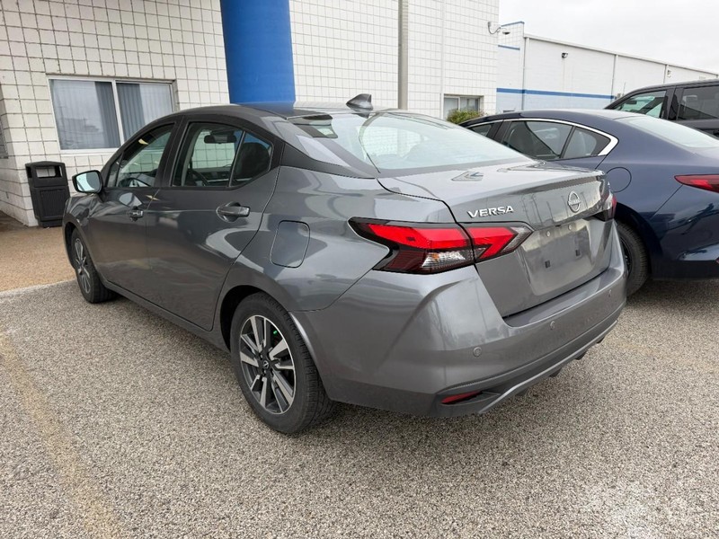 Nissan Versa Vehicle Full-screen Gallery Image 4