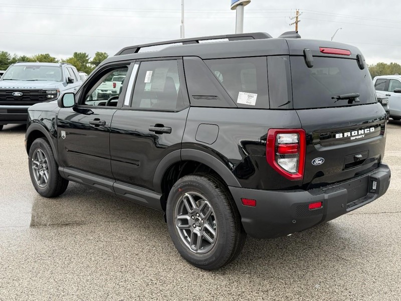 Ford Bronco Sport Vehicle Full-screen Gallery Image 3