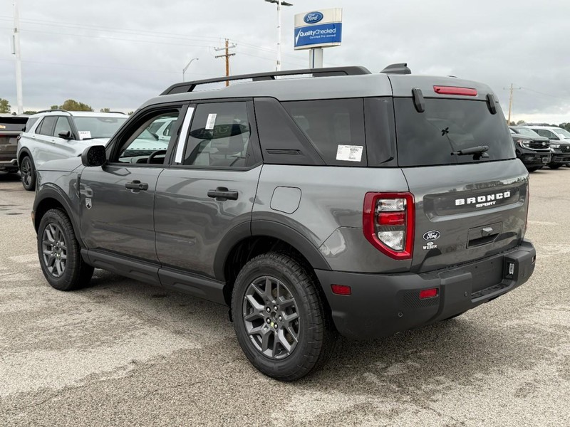Ford Bronco Sport Vehicle Full-screen Gallery Image 3