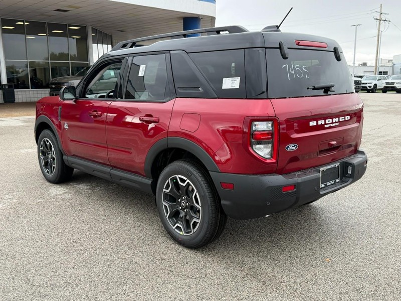 Ford Bronco Sport Vehicle Full-screen Gallery Image 3