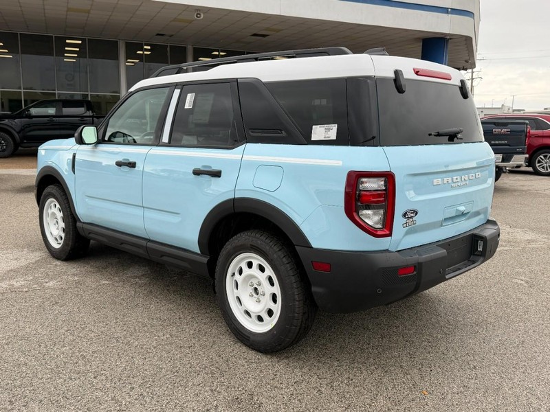 Ford Bronco Sport Vehicle Full-screen Gallery Image 3