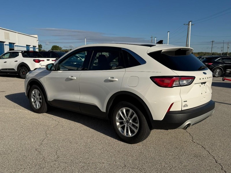 Ford Escape Vehicle Full-screen Gallery Image 3