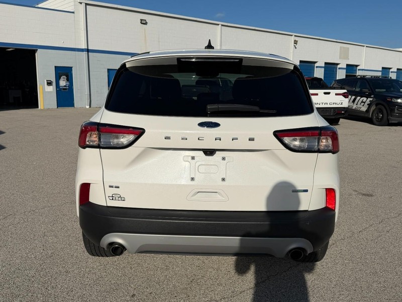 Ford Escape Vehicle Full-screen Gallery Image 4