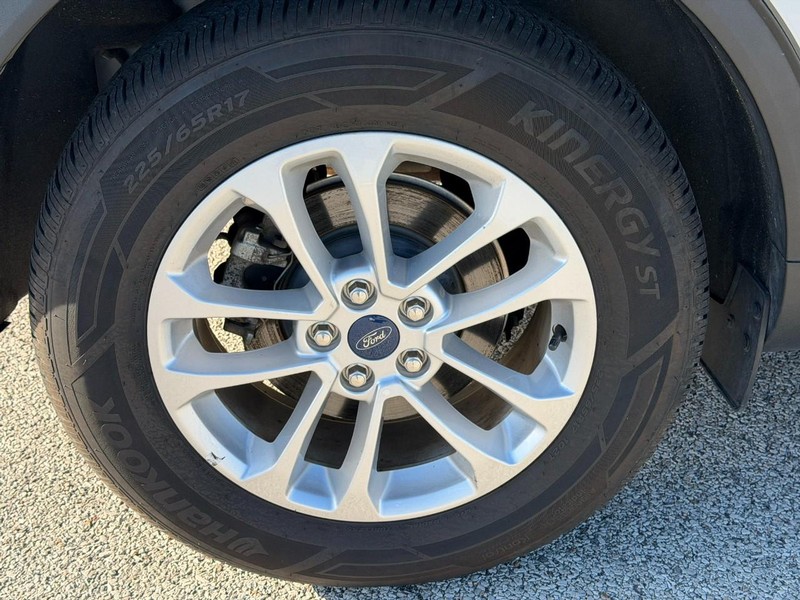 Ford Escape Vehicle Full-screen Gallery Image 6