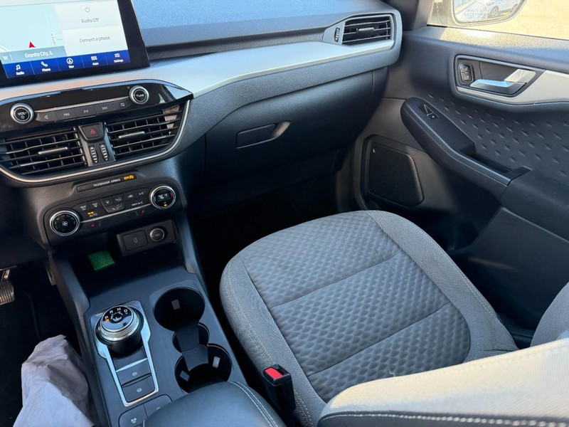 Ford Escape Vehicle Full-screen Gallery Image 14