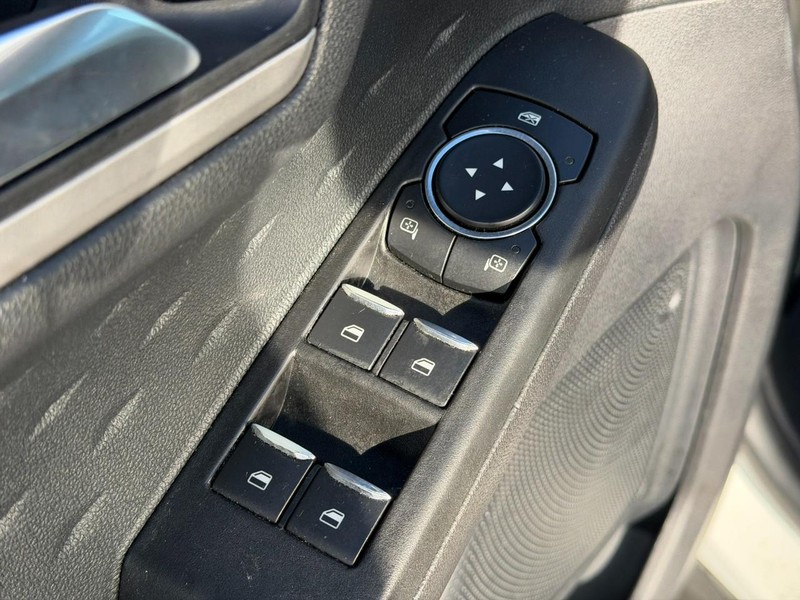 Ford Escape Vehicle Full-screen Gallery Image 15