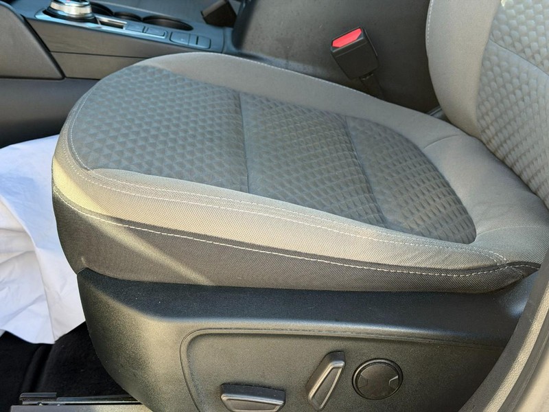 Ford Escape Vehicle Full-screen Gallery Image 16