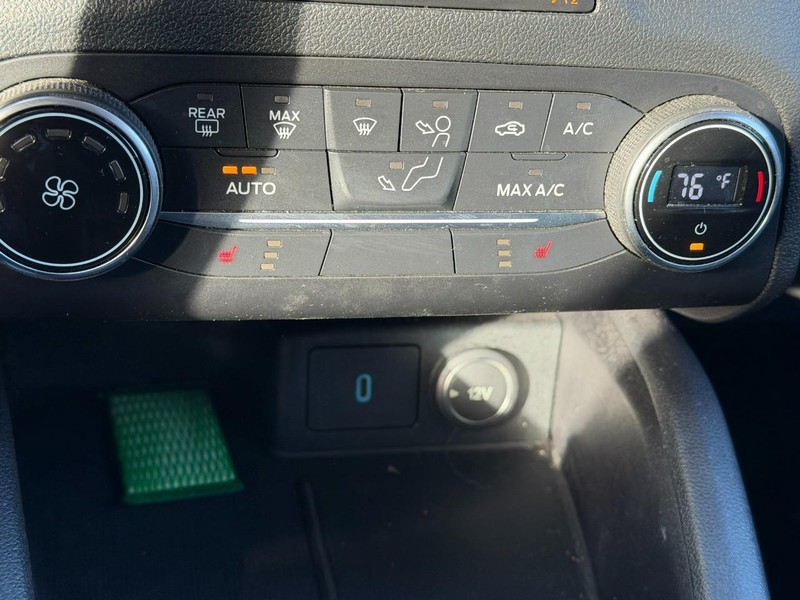 Ford Escape Vehicle Full-screen Gallery Image 19