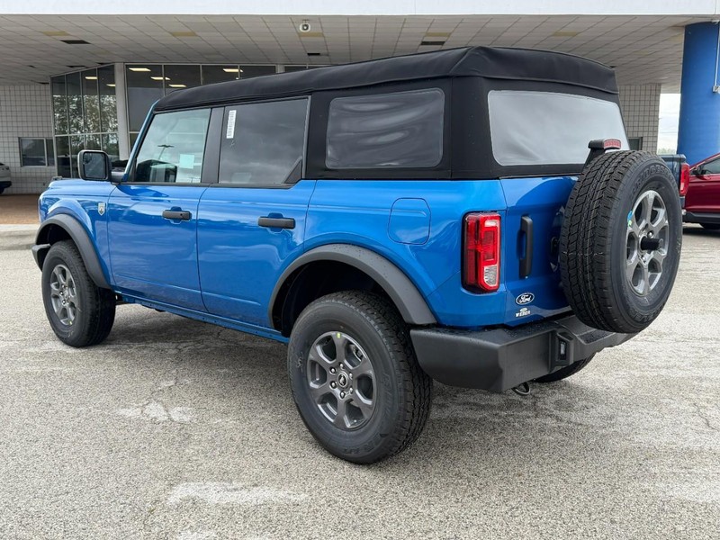 Ford Bronco Vehicle Full-screen Gallery Image 3