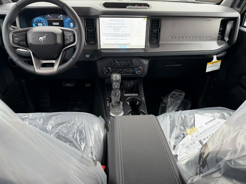 Ford Bronco Vehicle Full-screen Gallery Image 5
