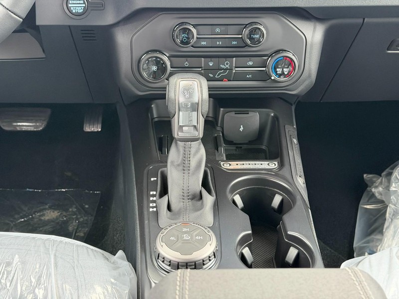 Ford Bronco Vehicle Full-screen Gallery Image 8