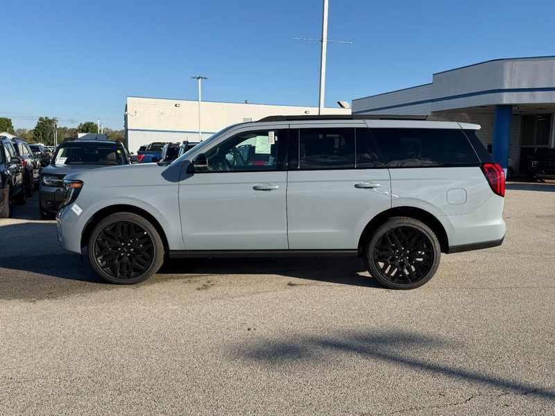 Ford Expedition Vehicle Full-screen Gallery Image 2