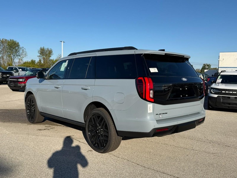 Ford Expedition Vehicle Full-screen Gallery Image 3