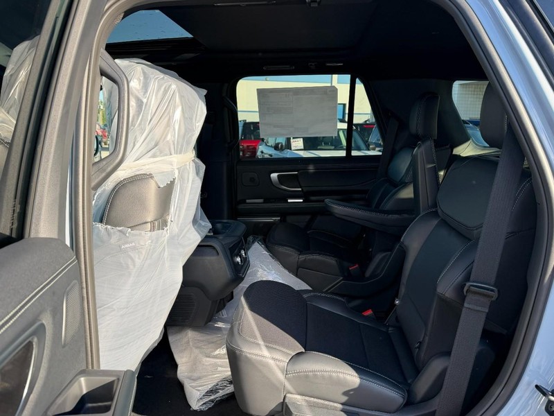 Ford Expedition Vehicle Full-screen Gallery Image 4