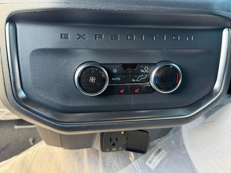 Ford Expedition Vehicle Full-screen Gallery Image 5