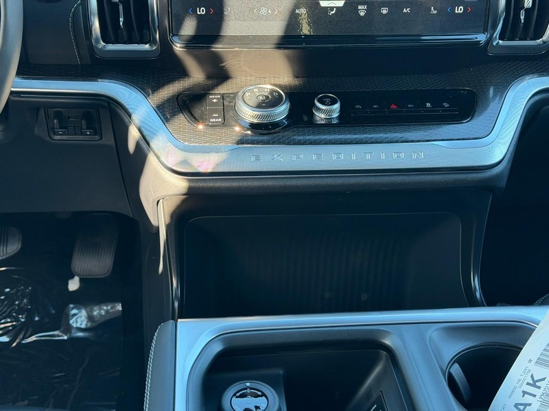 Ford Expedition Vehicle Full-screen Gallery Image 10