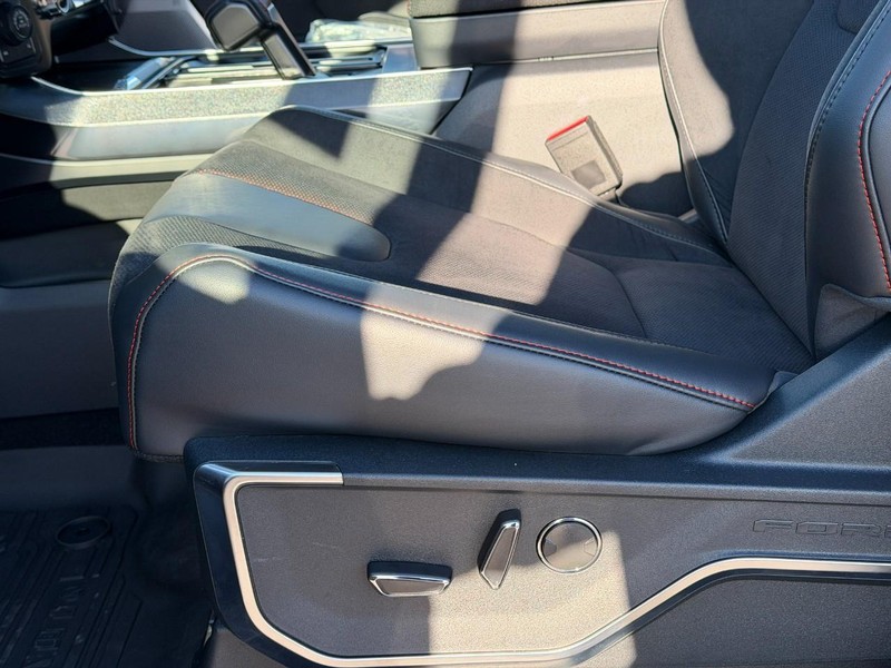 Ford F-150 Vehicle Full-screen Gallery Image 12