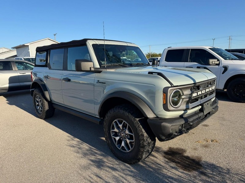 Ford Bronco Vehicle Full-screen Gallery Image 3