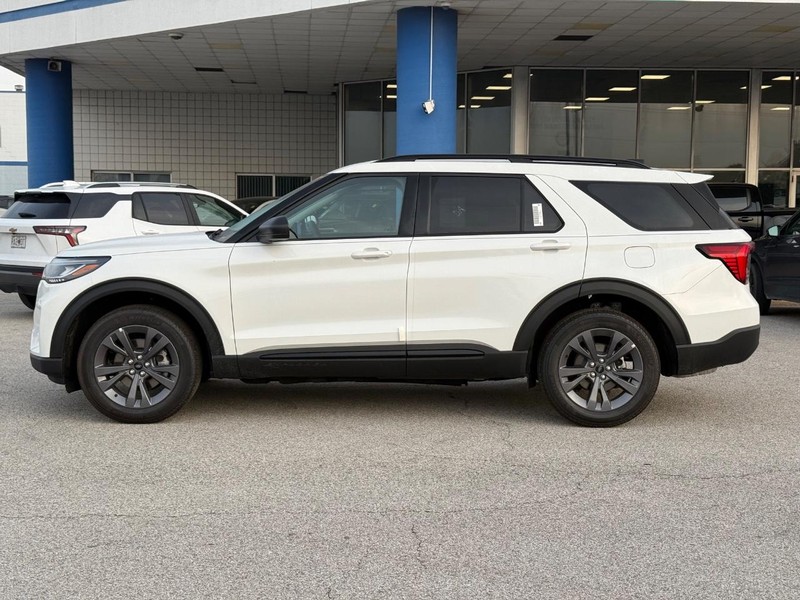 Ford Explorer Vehicle Full-screen Gallery Image 2