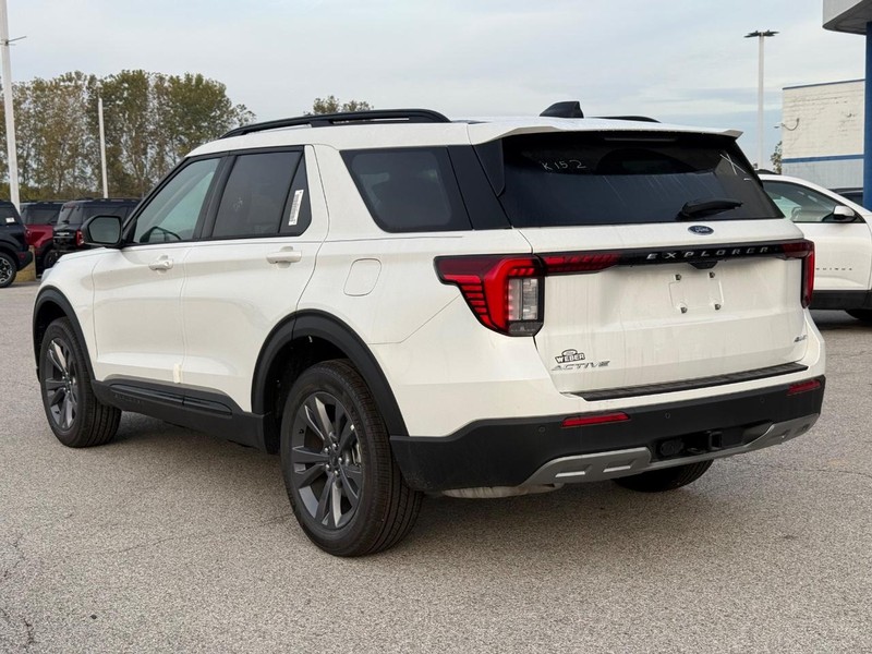 Ford Explorer Vehicle Full-screen Gallery Image 3