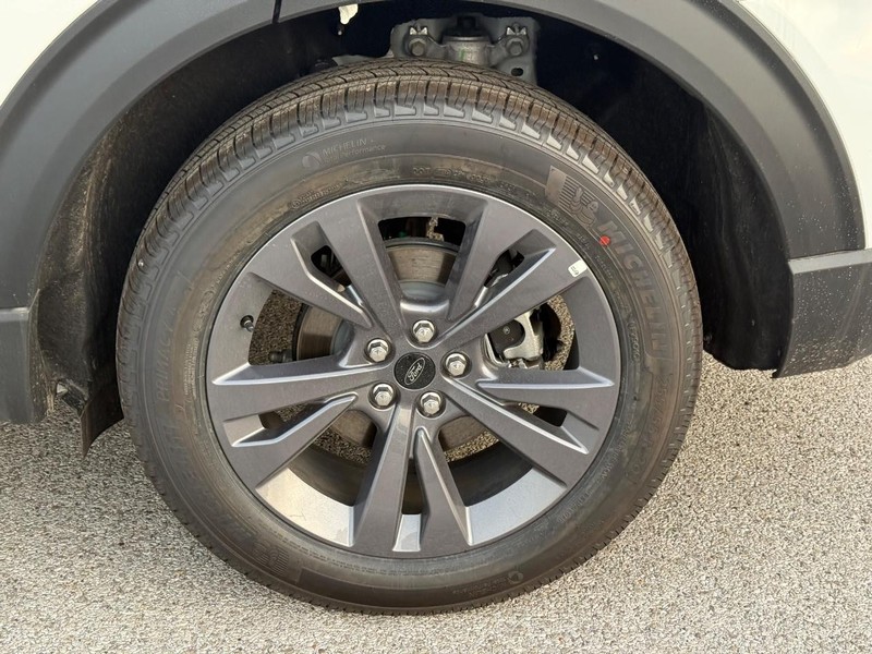 Ford Explorer Vehicle Full-screen Gallery Image 4