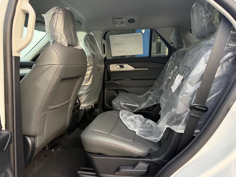 Ford Explorer Vehicle Full-screen Gallery Image 6