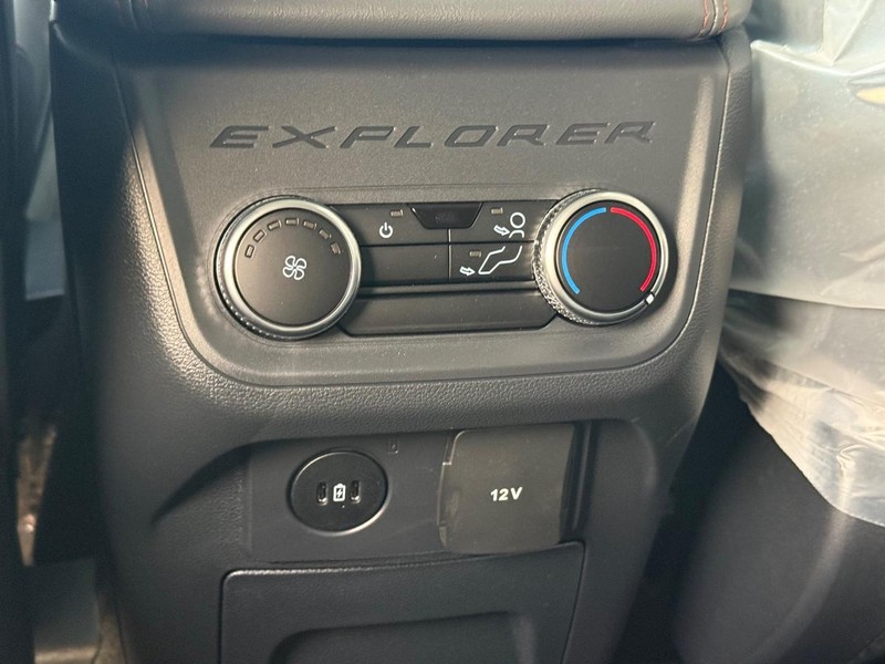 Ford Explorer Vehicle Full-screen Gallery Image 7