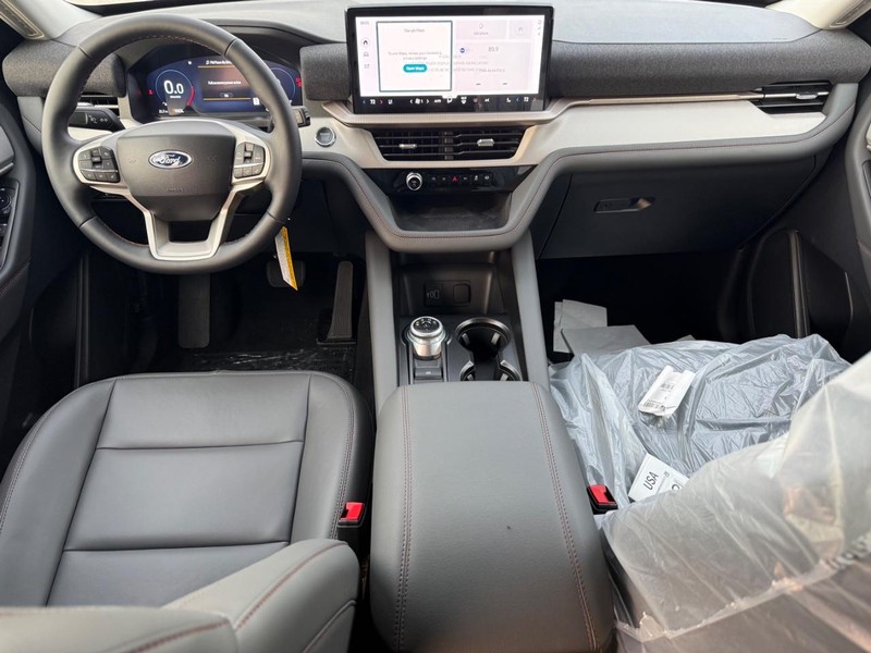 Ford Explorer Vehicle Full-screen Gallery Image 8