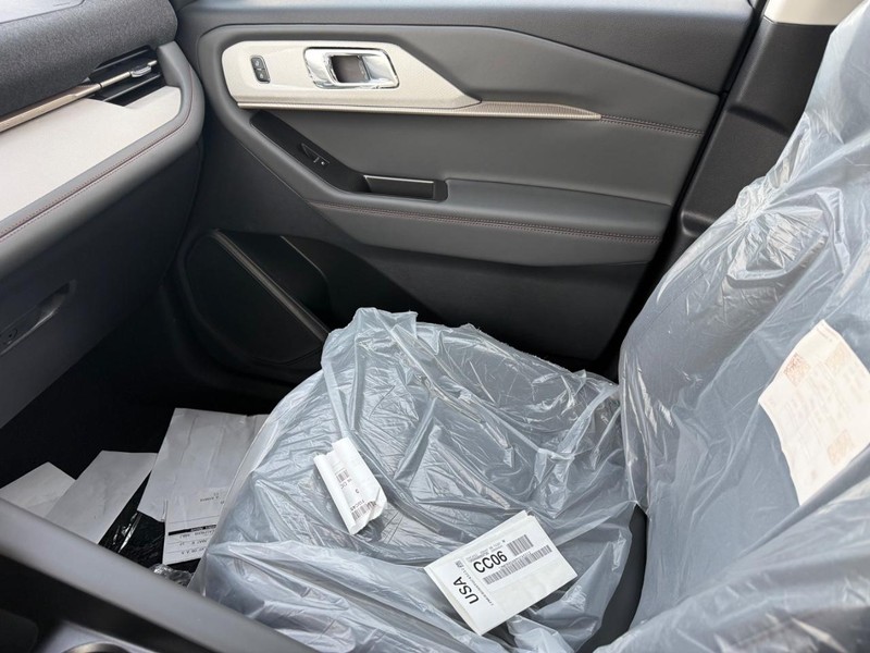 Ford Explorer Vehicle Full-screen Gallery Image 17