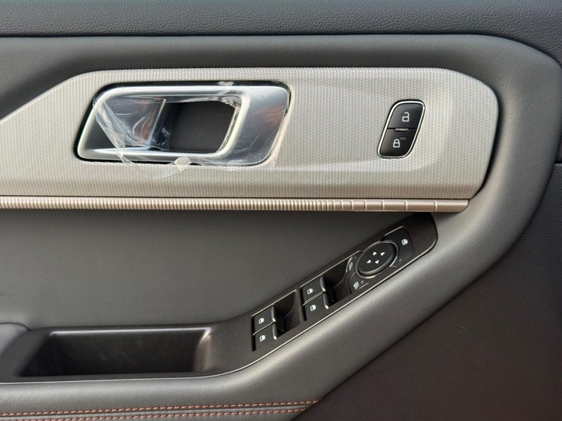 Ford Explorer Vehicle Full-screen Gallery Image 19