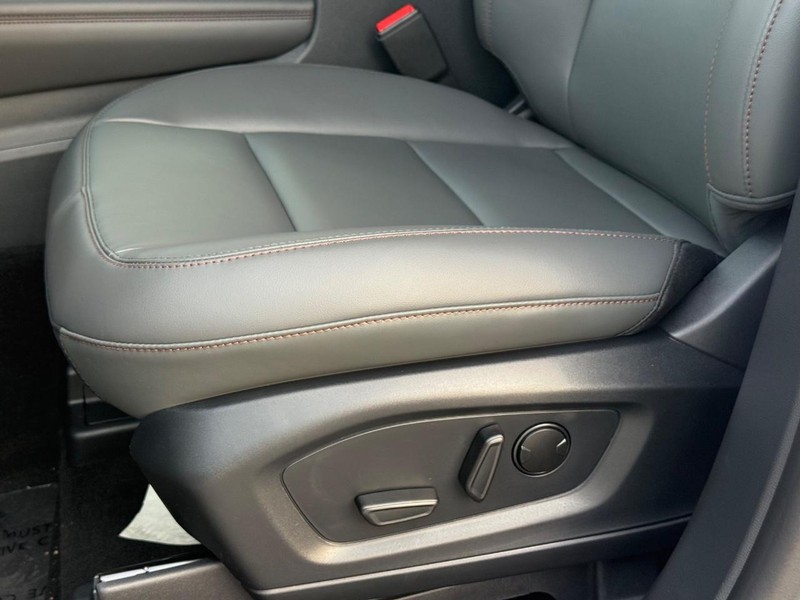 Ford Explorer Vehicle Full-screen Gallery Image 20