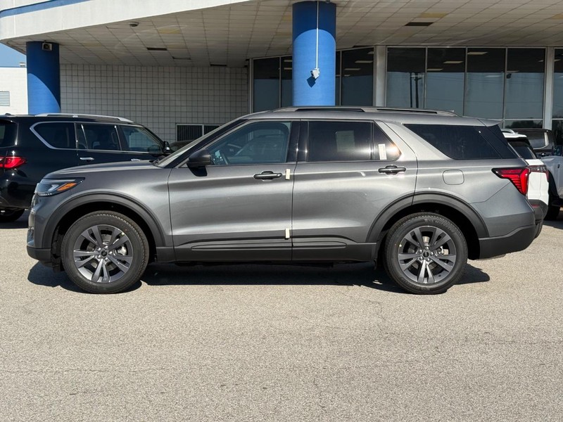 Ford Explorer Vehicle Full-screen Gallery Image 2