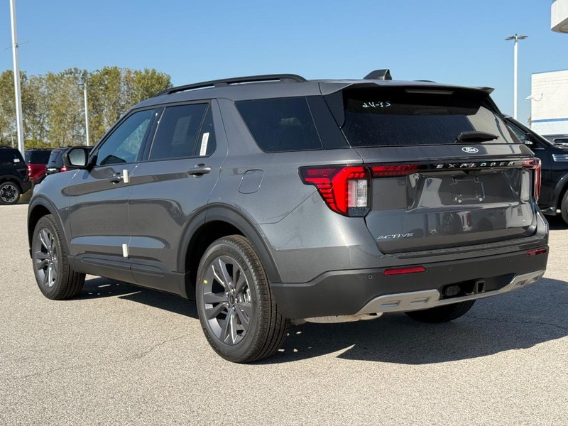 Ford Explorer Vehicle Full-screen Gallery Image 3