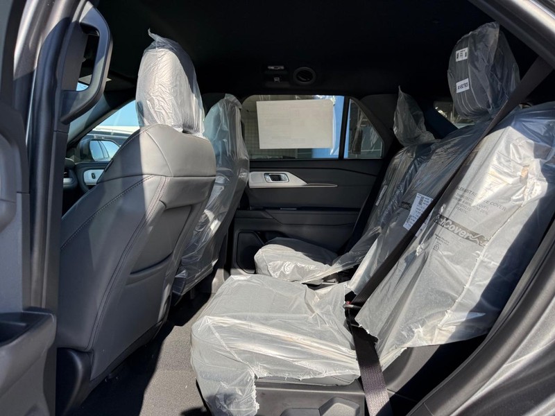 Ford Explorer Vehicle Full-screen Gallery Image 5