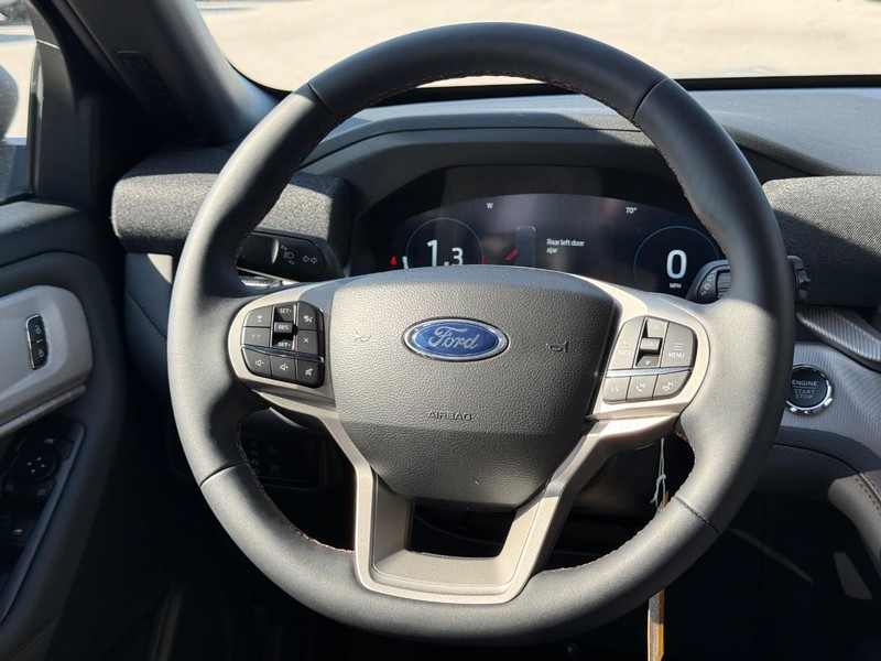 Ford Explorer Vehicle Full-screen Gallery Image 7